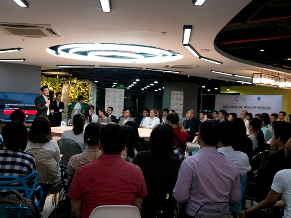 Cựu Phó Thủ tướng Đức gốc Việt chia sẻ kinh nghiệm với lãnh đạo trẻ ảnh 2