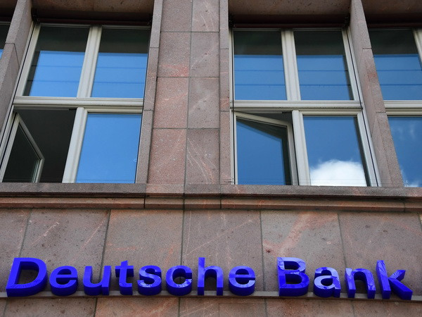 Logo ngân hàng Deutsche tại Berlin, Đức. (Nguồn: AFP/TTXVN) Các ngân hàng châu Âu không có nhân viên vẫn báo cáo lợi nhuận ảnh 1