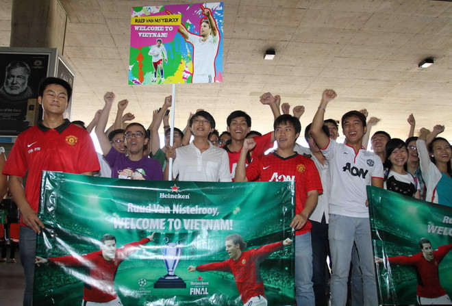 Van Nistelrooy cùng cúp Champions League cập bến TP.HCM ảnh 4