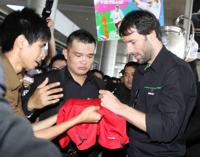 Van Nistelrooy cùng cúp Champions League cập bến TP.HCM ảnh 1