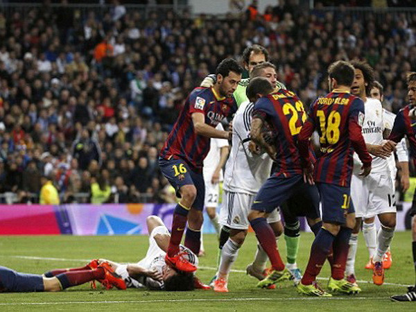 Pepe đòi Busquets xin lỗi vì hành động giẫm chân lên đầu ảnh 1