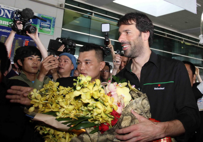 Van Nistelrooy cùng cúp Champions League cập bến TP.HCM ảnh 3
