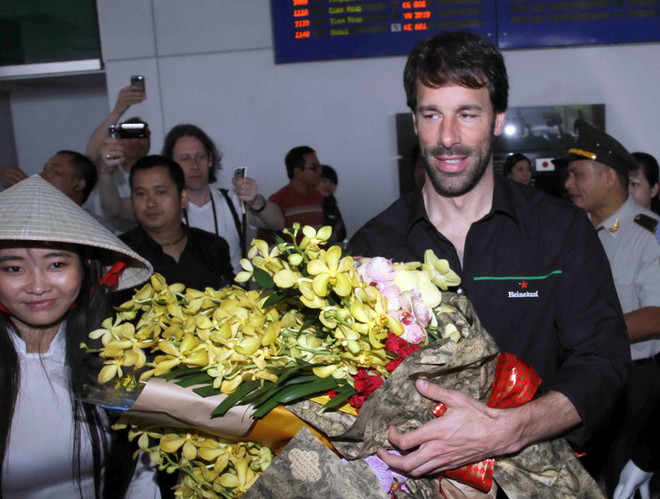 Van Nistelrooy cùng cúp Champions League cập bến TP.HCM ảnh 2