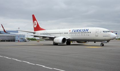 Romania: Máy bay hạ cánh khẩn cấp vì khách mắc thương hàn ảnh 1