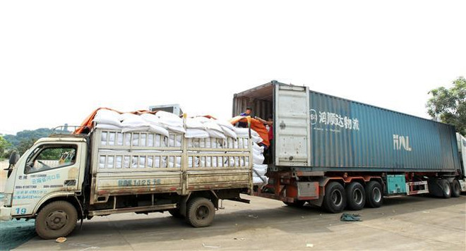 Các xe container bốc xếp hàng hóa tại Cửa khẩu Quốc tế đường bộ số II Kim Thành (TP. Lào Cai). (Ảnh: Quốc Khánh/TTXVN) Tiếp nhận hồ sơ rà soát biện pháp tự vệ với phân bón nhập khẩu ảnh 1