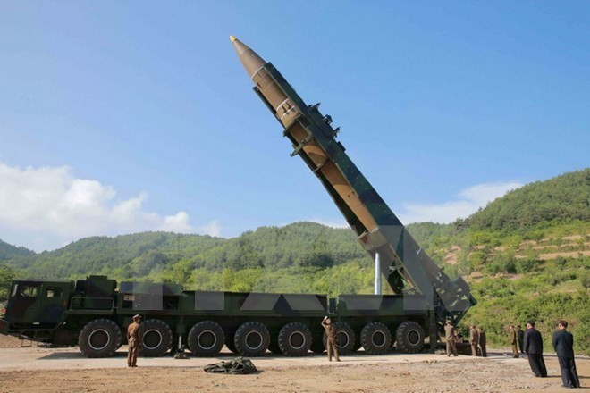 Tên lửa đạn đạo liên lục địa Hwasong-14 chuẩn bị được phóng thử tại một địa điểm bí mật ở Triều Tiên ngày 4/7. (Nguồn: EPA/TTXVN) Mỹ: Triều Tiên đang phát triển tên lửa đạn đạo có độ chính xác cao ảnh 1