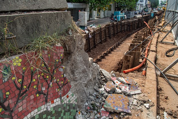 Hà Nội sẽ gắn lại tranh gốm sứ lên tường bị phá dỡ để hạ cốt đê ảnh 1