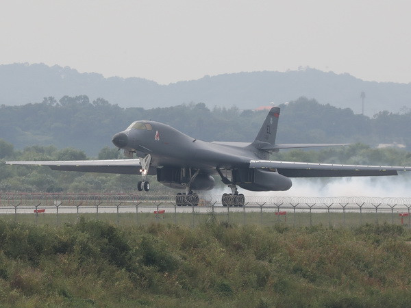 Máy bay ném bom của Mỹ đã trở về Guam sau khi tới Hàn Quốc ảnh 1