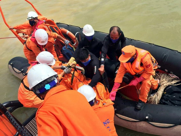 Tiếp cận tàu VTB 26, phát hiện thêm 1 thi thể thuyền viên trong tàu ảnh 1