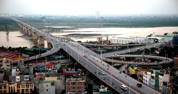 Cầu Vĩnh Tuy được đưa vào khai thác sử dụng từ năm 2010 góp phần giảm áp lực lên cầu Chương Dương. (Ảnh: Huy Hùng/TTXVN) Từ 25/2, Hà Nội phân luồng giao thông sửa chữa hư hỏng cầu Vĩnh Tuy ảnh 1