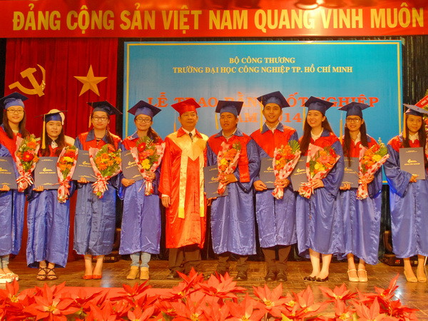 ĐH Công nghiệp TP. HCM trao bằng tốt nghiệp cho hơn 2.500 sinh viên ảnh 1