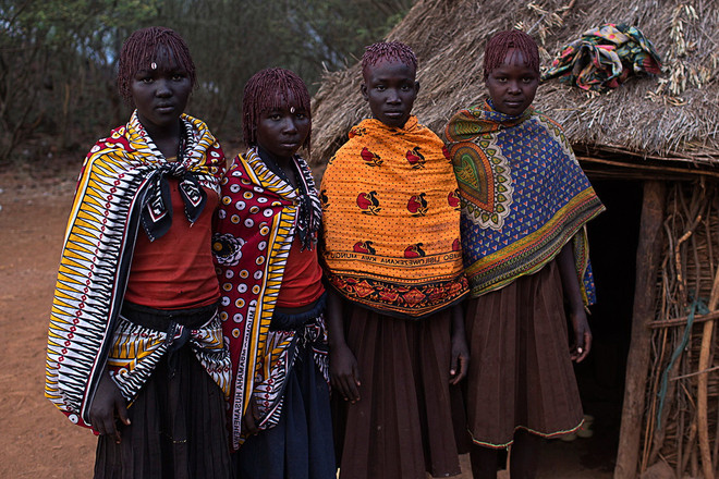 [Photo] Hãi hùng nghi lễ trưởng thành đẫm máu của các bé gái châu Phi ảnh 1