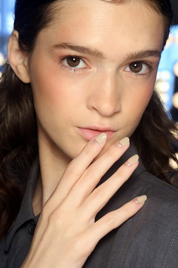 Lạ-Độc-Đẹp với xu hướng sơn móng tay phong cách "cut-out" ảnh 1