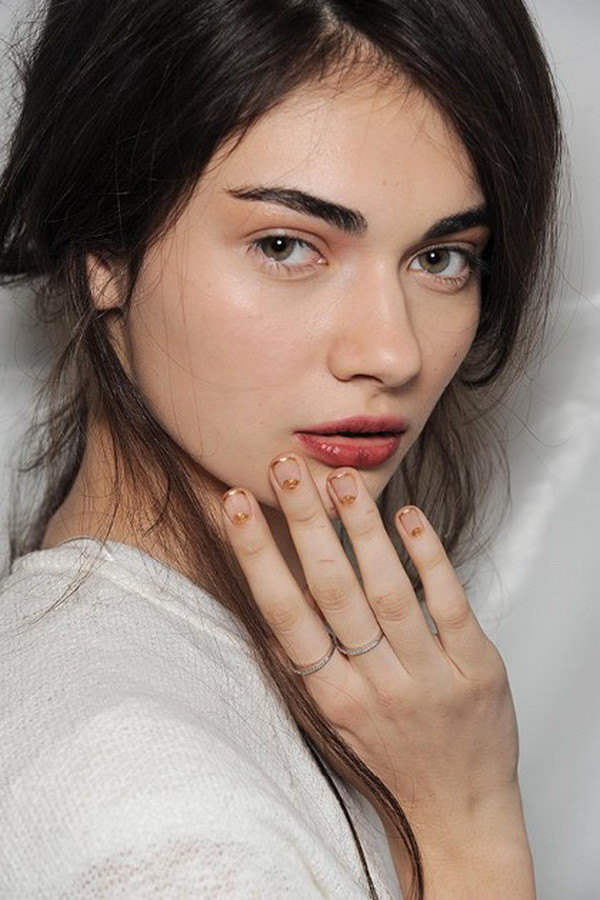 Lạ-Độc-Đẹp với xu hướng sơn móng tay phong cách "cut-out" ảnh 2