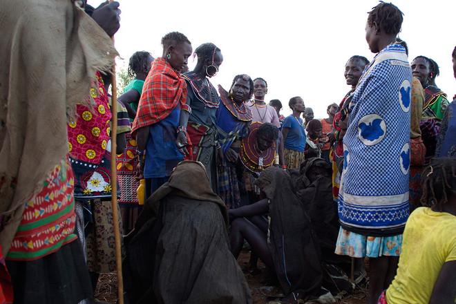 [Photo] Hãi hùng nghi lễ trưởng thành đẫm máu của các bé gái châu Phi ảnh 4