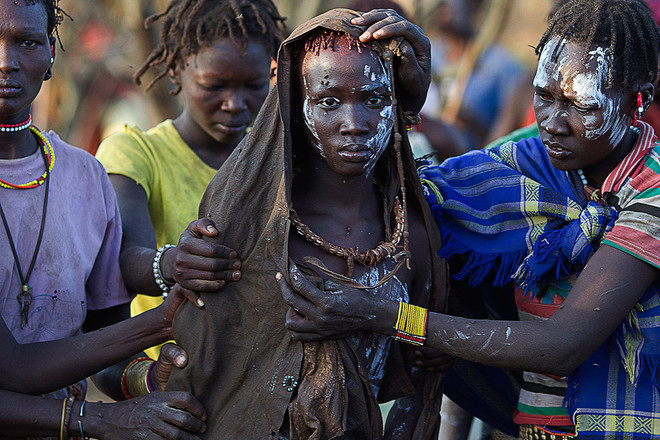 [Photo] Hãi hùng nghi lễ trưởng thành đẫm máu của các bé gái châu Phi ảnh 10