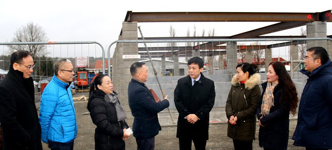 Đại sứ quán thăm hỏi, tặng quà Tết cộng đồng người Việt tại Séc ảnh 2