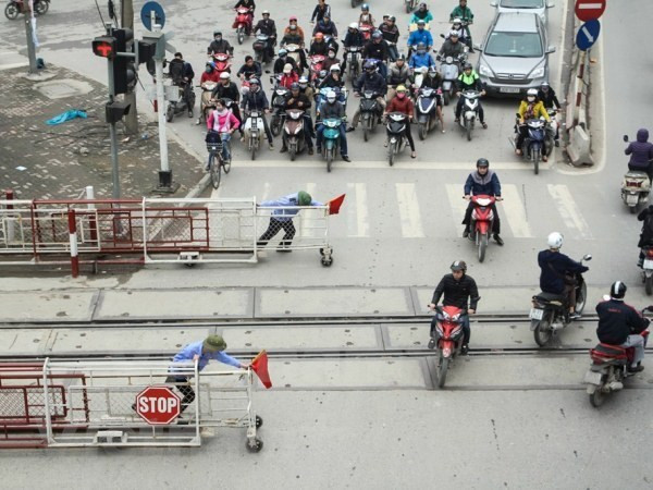 ‘Còn bộ phận dân băng qua đường sắt tồn tại… văn hóa nhanh chân’ ảnh 1