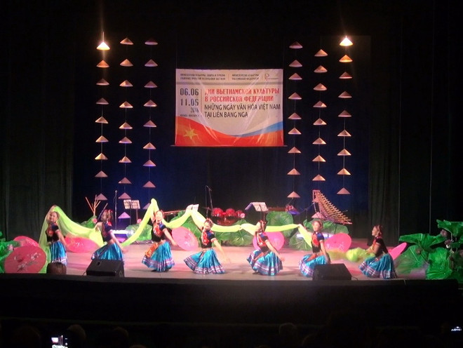 Nhà hát Nga phải kê thêm ghế trong đêm biểu diễn của nghệ sỹ Việt ảnh 1