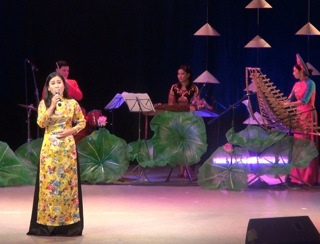 Nhà hát Nga phải kê thêm ghế trong đêm biểu diễn của nghệ sỹ Việt ảnh 2