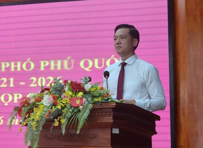 Ông Trần Minh Khoa, tân Chủ tịch Ủy ban Nhân dân thành phố Phú Quốc phát biểu tại kỳ họp. (Ảnh: TTXVN phát) TTXVN_2608Phuquoc2.jpg