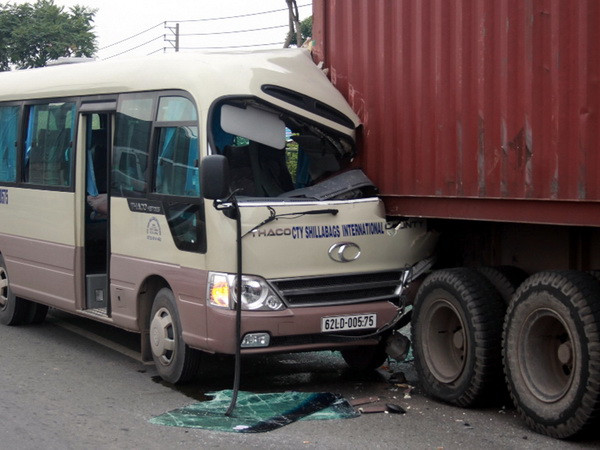 Nghệ An: Xe khách mất lái đâm vào xe tải, 9 người bị thương ảnh 1