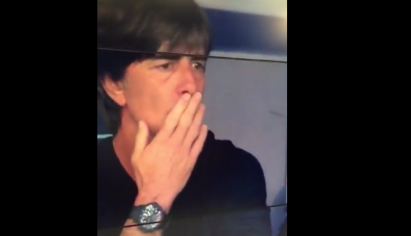 Loew mất điểm vì hành động mất vệ sinh trên băng ghế chỉ đạo ảnh 1