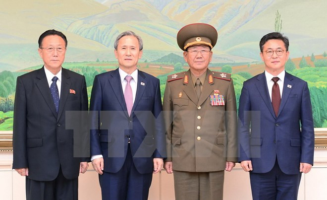 Các quan chức cấp cao Triều Tiên, Hàn Quốc tham gia một cuộc đàm phán. (Nguồn: AFP/ TTXVN) Triều Tiên đề xuất tổ chức hội nghị liên Triều về tái thống nhất ảnh 1