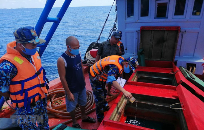 Mua bán, vận chuyển trái phép xăng, dầu trên biển diễn ra phức tạp ảnh 1