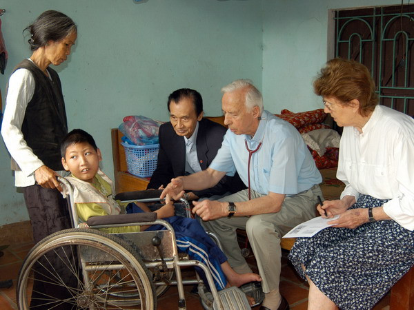 Đoàn bác sỹ Mỹ khám bệnh miễn phí cho người nghèo Cao Bằng ảnh 1