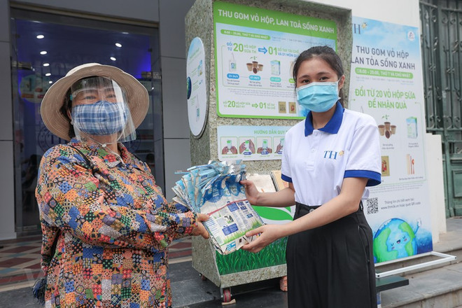 Cô Nguyễn Thị Minh Phương cho biết chương trình đổi vỏ hộp sữa lấy quà tặng thân thiện với môi trường là việc làm rất ý nghĩa, cần lan tỏa sâu rộng. (Ảnh: Minh Sơn/Vietnam+) Thu gom, tái chế vỏ hộp sữa: Việc tử tế… ‘gieo mầm’ lối sống xanh ảnh 2