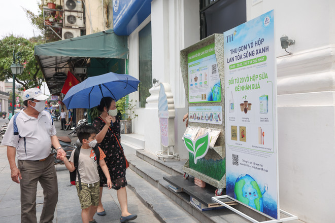 Theo thống kê sơ bộ, trong ngày 23/4, tại các cửa hàng TH true mart ở Hà Nội và Thành phố Hồ Chí Minh đã tiếp đón hơn 200 lượt khách. (Ảnh: Minh Sơn/Vietnam+) Thu gom, tái chế vỏ hộp sữa: Việc tử tế… ‘gieo mầm’ lối sống xanh ảnh 3