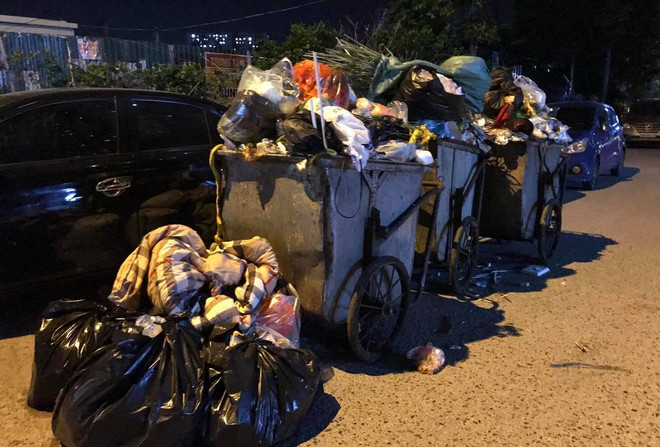 Nhiều khu vực ở nội thành ngập rác do người dân chặn xe vào bãi rác Nam Sơn. (Ảnh: HV/Vietnam+) Hà Nội: Bãi rác Nam Sơn ‘hắt xì,’ dân nội thành lại khổ vì hôi thối ảnh 3