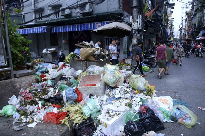 Bãi rác ứ đọng tại khu chợ phố Vĩnh Hồ (ảnh chụp ngày 25/10). (Ảnh: Tuấn Đức/TTXVN) Bí thư Hà Nội chỉ đạo xử lý vụ ‘dân chặn xe vào bãi rác Nam Sơn’ ảnh 2