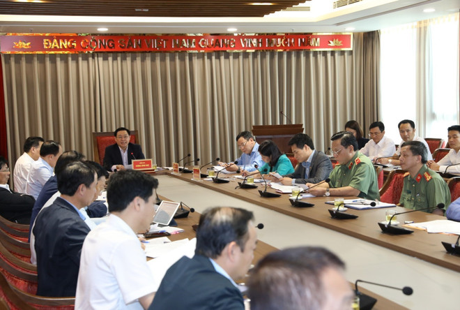 Bí thư Thành ủy Vương Đình Huệ làm việc với các đơn vị liên quan về xử lý vụ việc liên quan đến Khu liên hợp xử lý chất thải Sóc Sơn. (Văn Điệp/TTXVN) Bí thư Hà Nội chỉ đạo xử lý vụ ‘dân chặn xe vào bãi rác Nam Sơn’ ảnh 1