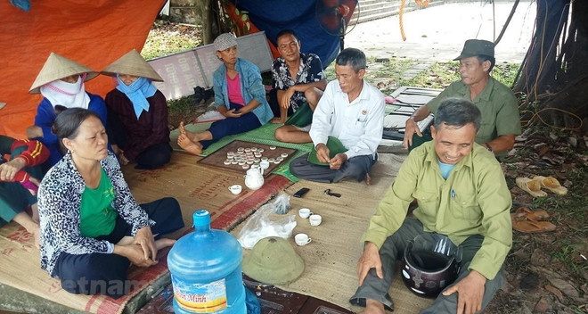 Trong năm 2019, người dân quanh bãi rác Nam Sơn từng 3 lần chặn xe yêu cầu được đền bù di dời. (Ảnh: Hùng Võ/Vietnam+) Hà Nội: Bãi rác Nam Sơn ‘hắt xì,’ dân nội thành lại khổ vì hôi thối ảnh 2