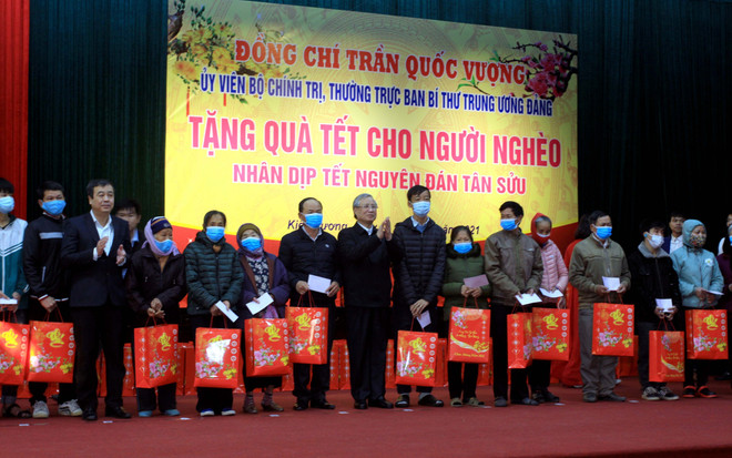 Thường trực Ban Bí thư tặng quà hộ nghèo, công nhân ở Thái Bình ảnh 2
