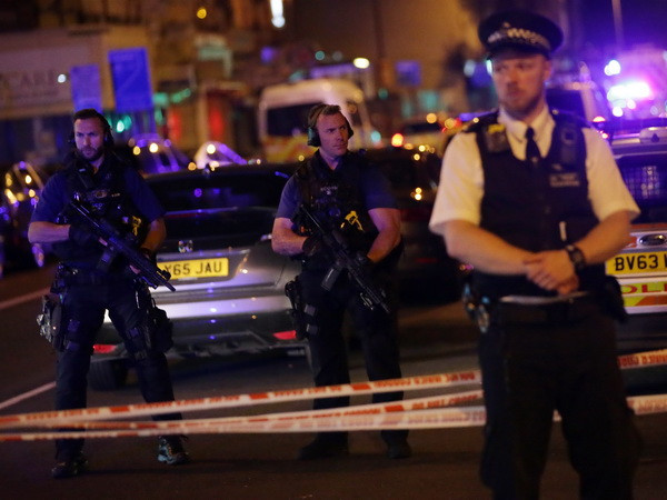 Khủng bố bằng xe kinh hoàng ở London, 11 người thương vong ảnh 1