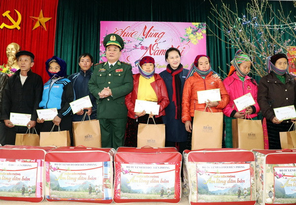 Chủ tịch Quốc hội dự giao lưu với chiến sỹ và đồng bào nơi biên giới ảnh 2