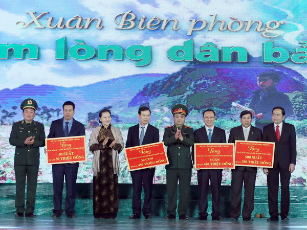 Chủ tịch Quốc hội dự giao lưu với chiến sỹ và đồng bào nơi biên giới ảnh 1