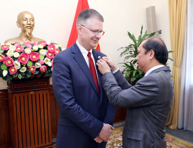 Trao Huân chương hữu nghị tặng Đại sứ Hoa Kỳ tại Việt Nam ảnh 1