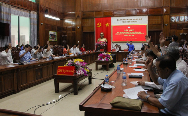 Các đại biểu biểu quyết thống nhất danh sách người ứng cử đại biểu Quốc hội khóa XV. (Ảnh: Hồng Thái/TTXVN) Bầu cử QH và HĐND: Các địa phương thống nhất danh sách người ứng cử ảnh 3