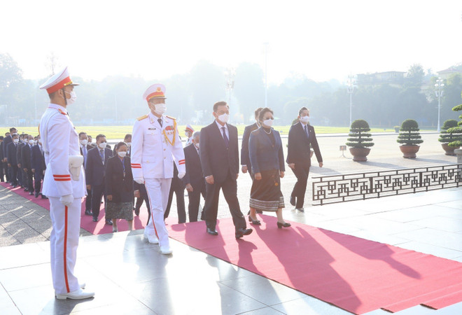 Chủ tịch Quốc hội Lào vào Lăng viếng Chủ tịch Hồ Chí Minh ảnh 3