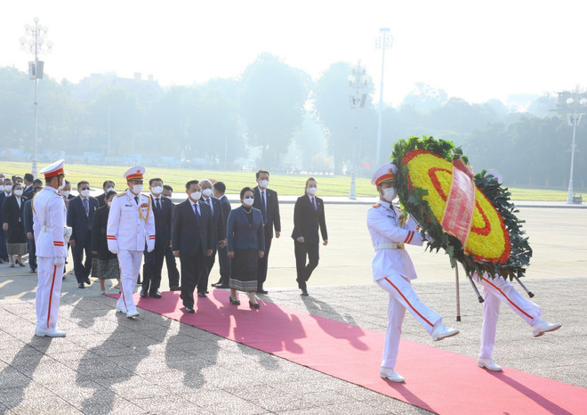 Chủ tịch Quốc hội Lào vào Lăng viếng Chủ tịch Hồ Chí Minh ảnh 1