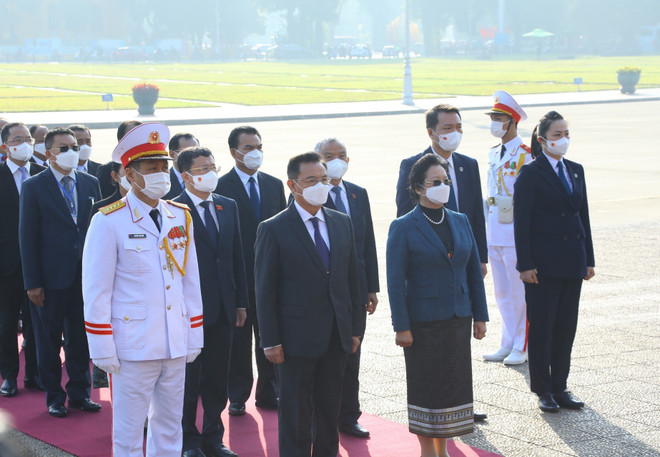 Chủ tịch Quốc hội Lào vào Lăng viếng Chủ tịch Hồ Chí Minh ảnh 2