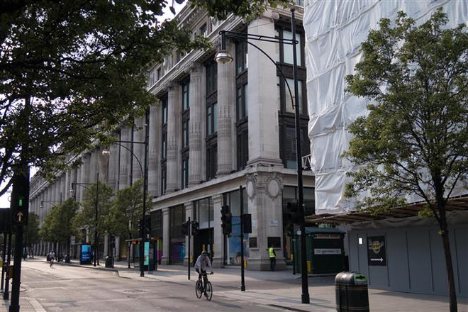 Cảnh vắng vẻ trên đường phố tại London, Anh ngày 8/5/2020 trong bối cảnh dịch COVID-19 lan rộng. (Ảnh: THX/TTXVN) Liên hợp quốc quan ngại về triển vọng kinh tế toàn cầu ảnh 1