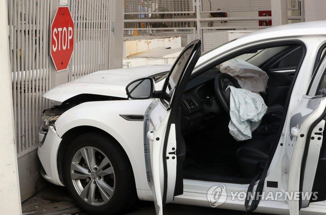 Hiện trường vụ việc. (Nguồn: Yonhap) Cảnh sát Hàn Quốc bắt giữ đối tượng lao xe vào Đại sứ quán Mỹ ảnh 1