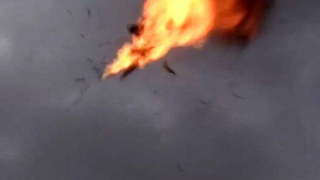 Hình ảnh một máy bay không người lái của Houthi bị bắn hạ. (Nguồn: BBC) Saudi Arabia đánh chặn máy bay không người lái của phiến quân Houthi ảnh 1