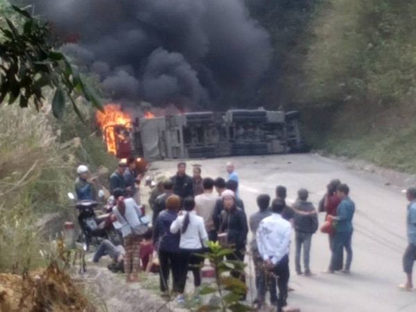 Tiếp tục khắc phục hậu quả vụ xe bồn đâm xe khách tại Hòa Bình ảnh 1