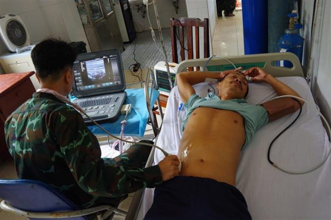 Kịp thời đưa ngư dân bị viêm tụy cấp ở Trường Sa vào đất liền điều trị ảnh 1